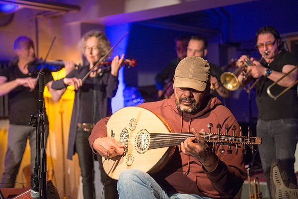 Das Transorient Orchestra bewegt sich musikalisch zwischen Nahost und West. - © Ralf Bittner