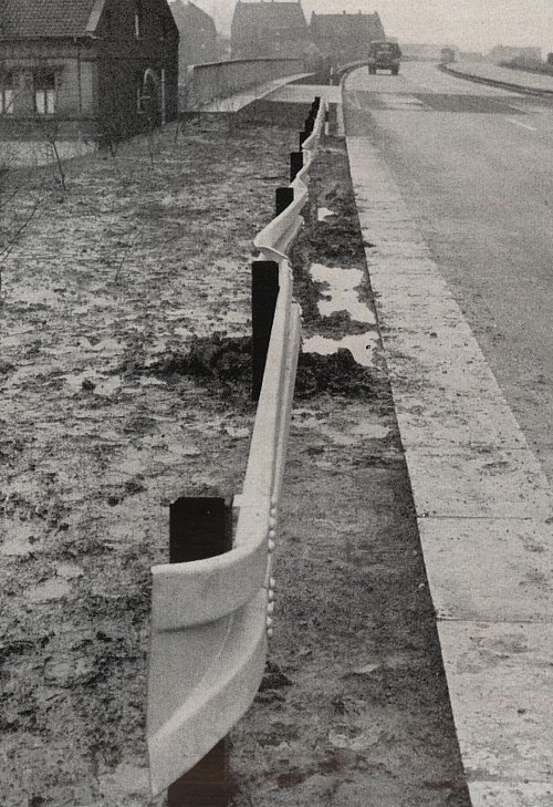 Die erste Leitplanke aus Stahl wurde vor 70 Jahren in Bochum installiert. - © -/Autobahn Westfalen/dpa