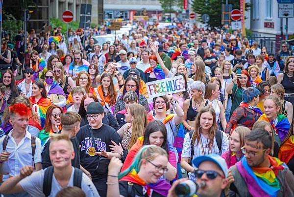 Die Parade des Christopher Street Day wird farbenfroh. - © Sarah Jonek