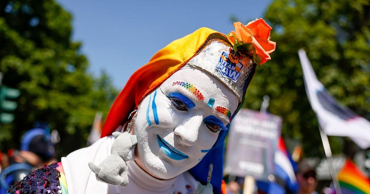 «Liebe verbindet»: Queere Menschen feiern CSD in Düsseldorf | NRW