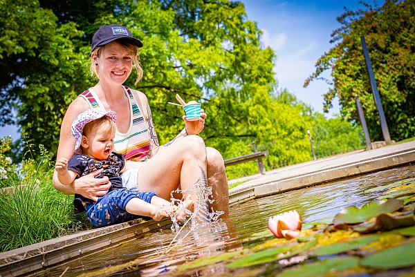 Mit Sonnenhut und planscht der kleine Taro mit Mutter Vivian an einem Sommertag im kühlen Nass. Vor allem Kinder müssen vor Hitze und Sonne am Sonntag, 22. Juni, geschätzt werden. - © Mike-Dennis Müller