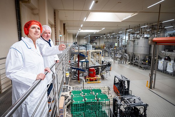 Blick ins Oetker-Werk in Oerlinghausen: Im vergangenen Jahr war NRW-Verbraucherministerin Silke Gorißen zu Gast. - © Sarah Jonek
