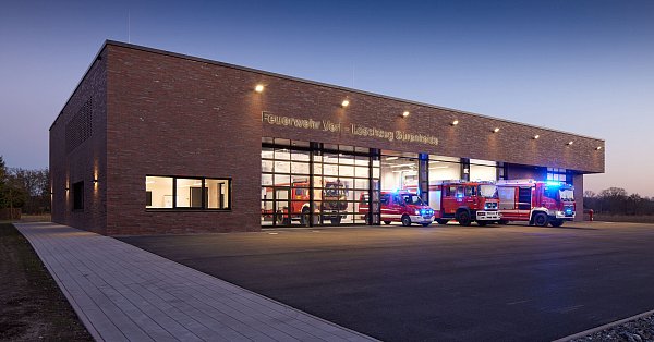 Das neue Feuerwehrgerätehaus Sürenheide hat die passende Adresse: Rettungsgasse 1. - © Mester Fotografie