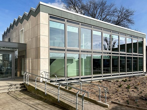Der Blick auf die neue Glasfassade des Sitzungssaals des Brackweder Rathauses. - © Rimkeit/Wendler Architekten