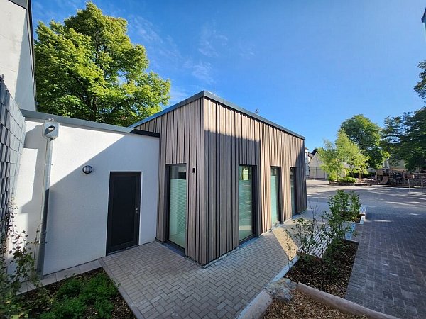Der barrierefreie, eingeschossige Neubau mit Gründach ist in Holzrahmenbauweise auf gedämmter Betonsohle mit Streifenfundamenten errichtet worden. - © Daniel Sieker