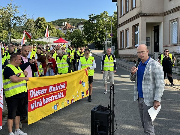 Der Bielefelder SPD-Politiker und Oberbürgermeister-Kandidat Ingo Nürnberger war früh um 7 Uhr zur Stelle, um den Oetker-Beschäftigten Rückenwind zu geben. - © mika