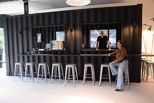 Der umgebaute Schiffscontainer kommt stylish daher. Heute ist hier eine kleine Kaffeebar für die Mitarbeiter. - © Mareike Patock