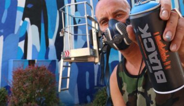 Wasserfall-Graffiti fließt über Hausfassade in der Paderborner Innenstadt