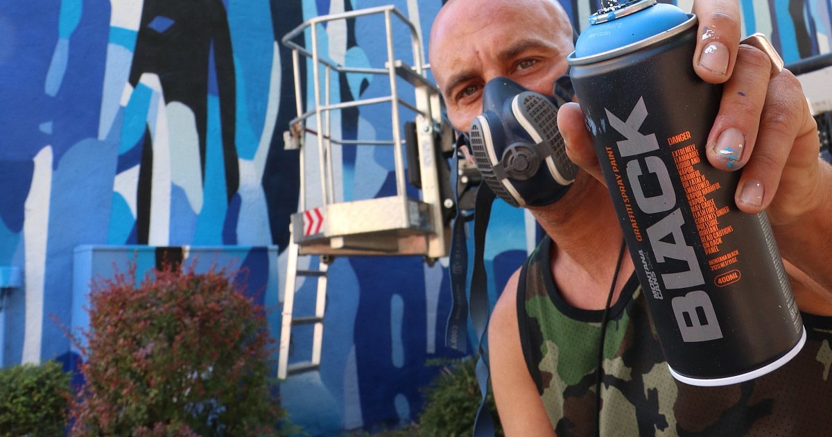 Wasserfall-Graffiti fließt über Hausfassade in der Paderborner Innenstadt