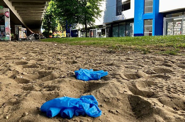 Am Tag nach der Tat zeugen nur noch die Handschuhe der Retter von den dramatischen Momenten vor der Szenebar Cutie in Bielefeld. - © Jens Reichenbach