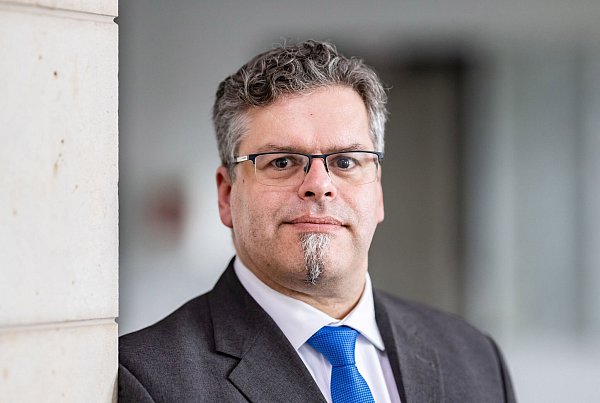 Generalbundesanwalt Jens Rommel geht im Bielefelder Fall von einem Bezug zum Islamischen Staat aus. - © Uli Deck/dpa