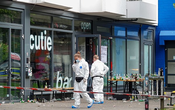 Mordkommission ermittelt am Tatort - direkt vor dem Club Cutie. - © Paul Brinkmann