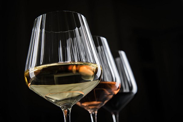 Beim Weinmarkt in Rheda-Wiedenbrück haben die Besucher die Möglichkeit, verschiedene Weine zu probieren und mit den Winzern ins Gespräch zu kommen. - © dpa-tmn
