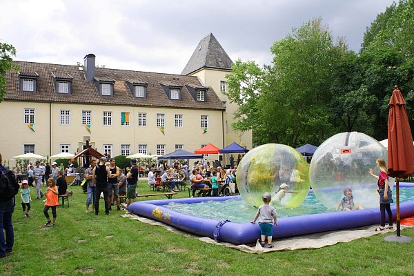 Im Park der Klinik Schloss Haldem wird wieder das Sommerfest gefeiert. - © (Archivbild): Landschaftsverband Westfalen-Lippe