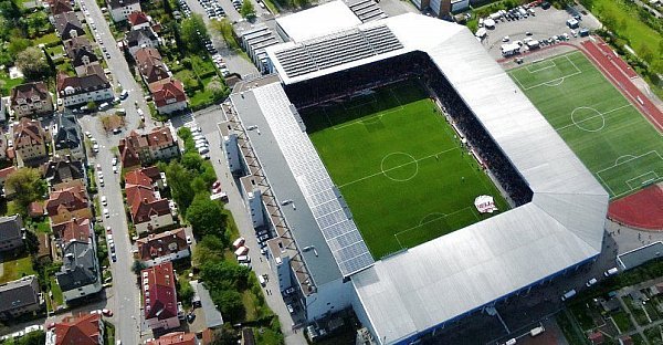 Der neue Rasen der Schüco-Arena braucht noch Zeit zum Wachsen. - © Sarah Jonek