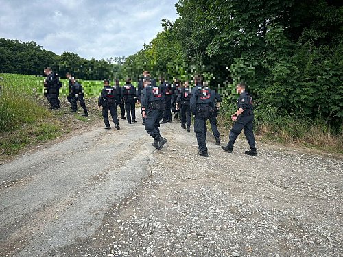 Auch eine Hundertschaft der Polizei kam zur weiteren Suche nach der Vermissten nach Halle – hier der Einsatz am Mödsiek. - © Tobias Barrelmeyer