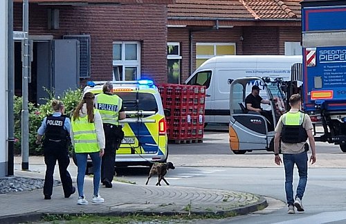Fünf Polizeibeamte und -beamtinnen folgten einem Zeugenhinweis und suchten nach der verschwundenen Seniorin in der Haller Innenstadt. - © Uwe Pollmeier