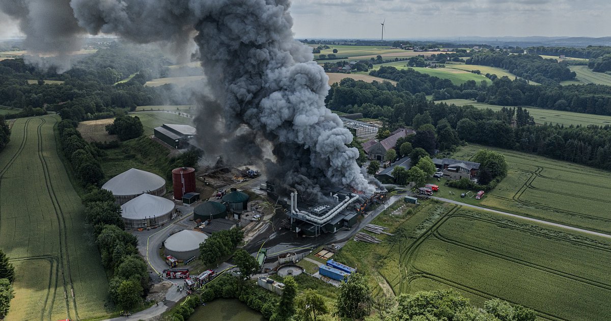 Kilometerweite Rauchsäule im Kreis Gütersloh: Feuerwehr bei Unternehmen im Großeinsatz - nw.de
