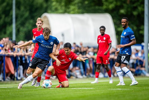 Armine Felix Hagmann setzt sich gegen seinen Verler Gegenspieler durch. - © Sarah Jonek