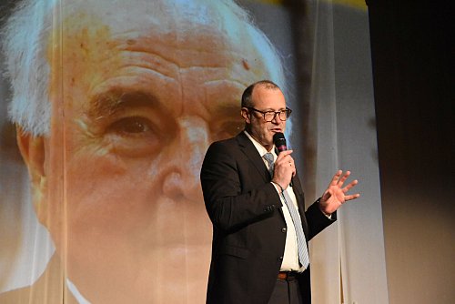 Schulleiter Stefan Binder reiste mit seinen Abiturienten kurz in die Vergangenheit. - © Birgit Nolte