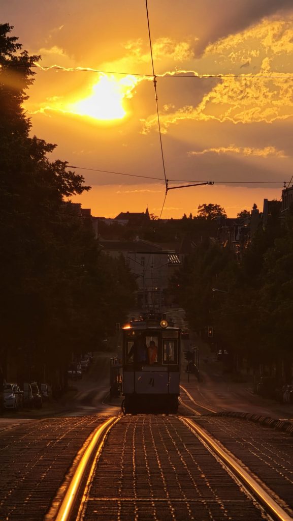 “SanFranLuWu” verzaubert mit Sonnenuntergang, Oldtimer und Straßenbahn-Romantik – Du bist Halle