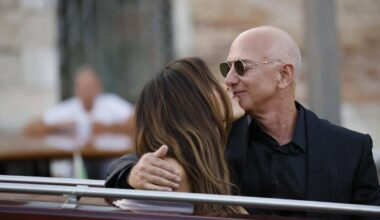 Luftküsse und noch eine Party: Jeff Bezos und Lauren Sánchez Bezos strahlen frischvermählt