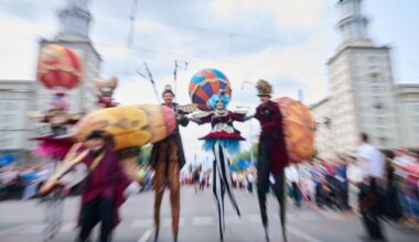 Straßenumzug zieht durch Friedrichshain – 650.000 Besucher an der Strecke erwartet