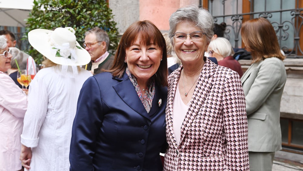 OB-Ehefrau und Gastgeberin Petra Reiter (links) mit der Vorsitzenden des Bayerischen Ethikrats Susanne Breit-Keßler.