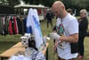 Künstler DJ Bad Leroy aus dem Hip Hop Cave Berlin ist einer der umringten Stars im Schlossgarten Stavenhagen.