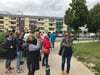 Kunsthistorikerin Katia Hermann (rechts) unternahm mit den FritzArt-Gästen Stadtkunstführungen. Jede bemalte Fassade, war ein beliebtes Fotomotiv.