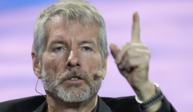 Michael Saylor gestikuliert mit einem erhobenen Finger, als würde er die Feinheiten von Bitcoin erklären, und zugleich vor XRP und Ripple warnen