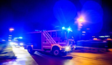 Brände - Lagerhalle in Halle niedergebrannt – Polizei sucht Hinweise - Panorama