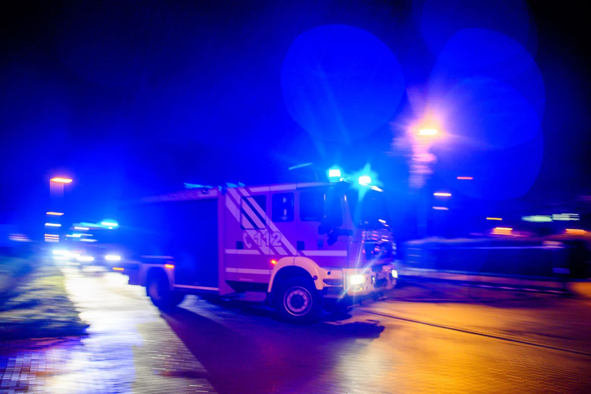 Brände - Lagerhalle in Halle niedergebrannt – Polizei sucht Hinweise - Panorama
