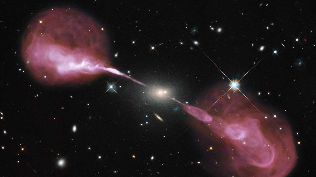 Diese Aufnahme der elliptischen Radiogalaxie Hercules A stammt ebenfalls vom „Hubble“-Weltraumteleskop der Nasa. Die Galaxie ist 2,1 Milliarden Lichtjahre entfernt und befindet sich im Sternbild Herkules. Zu sehen sind riesige Plasma-Jets, die vermutlich von einem supermassereichen schwarzen Loch im Innern der Galaxie angetrieben werden.