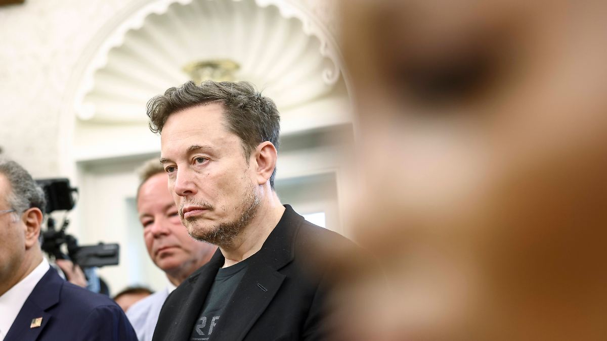Der Tag: Tesla-Kurs bricht ein, Trump deutet mögliche Folgen für Musk-Firmen an