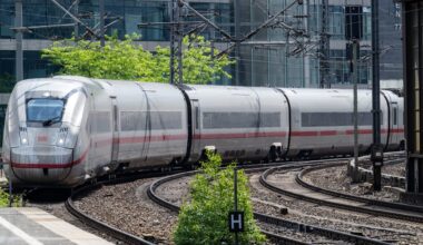 Ab Berliner Bahnhof: Jugendliche surfen auf ICE-Kupplung! | Regional