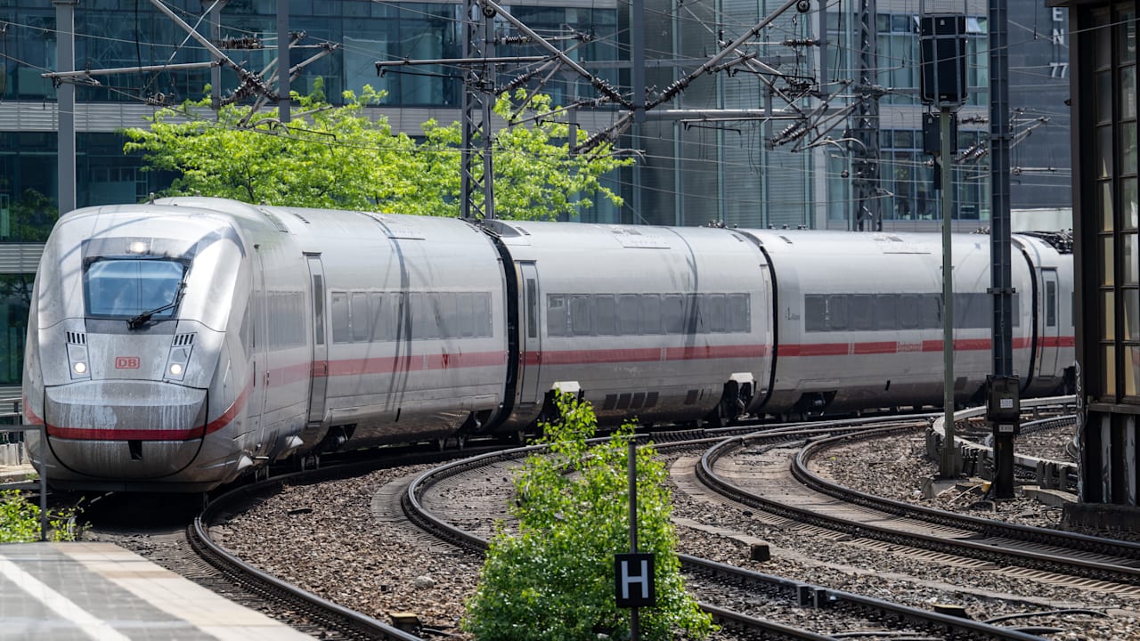 Ab Berliner Bahnhof: Jugendliche surfen auf ICE-Kupplung! | Regional