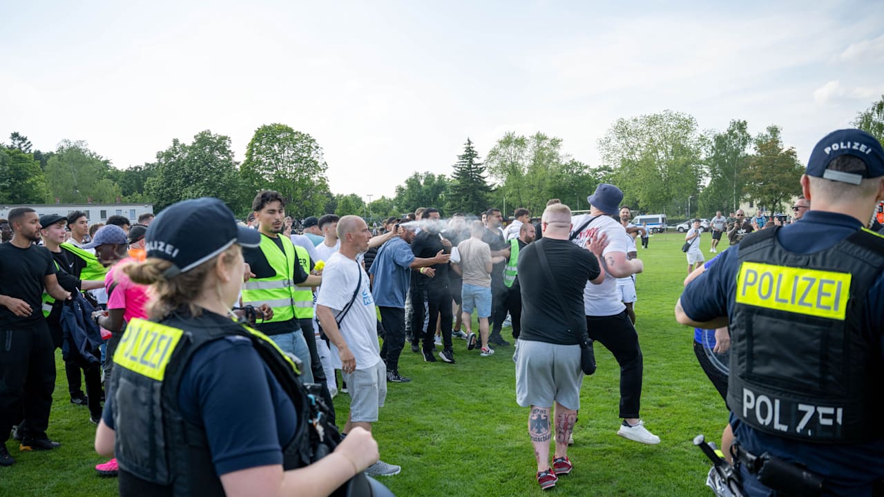 Fußball: Nach Wembley-Tor in Berlin: Randale bei Viertliga-Aufstieg | Sport