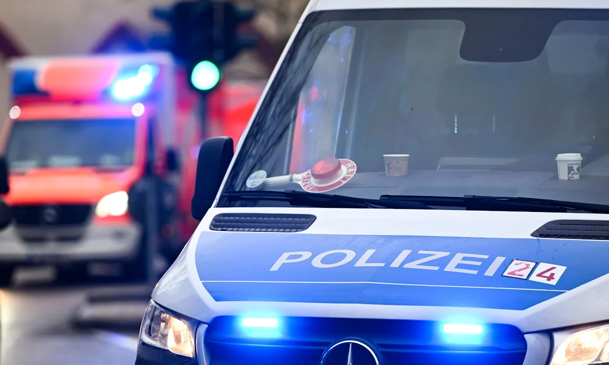 Zwei Verletzte - Langer Stau nach Unfall auf Heerstraße in Berlin - Panorama