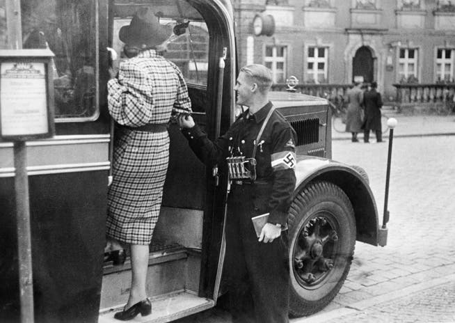 Ähnliche Fragen, heute wie damals: Wie konnte es nur so weit kommen? Auf dem Bild: Ein Hitlerjunge arbeitet 1939 als Schaffner in einem Bus in Bayreuth.