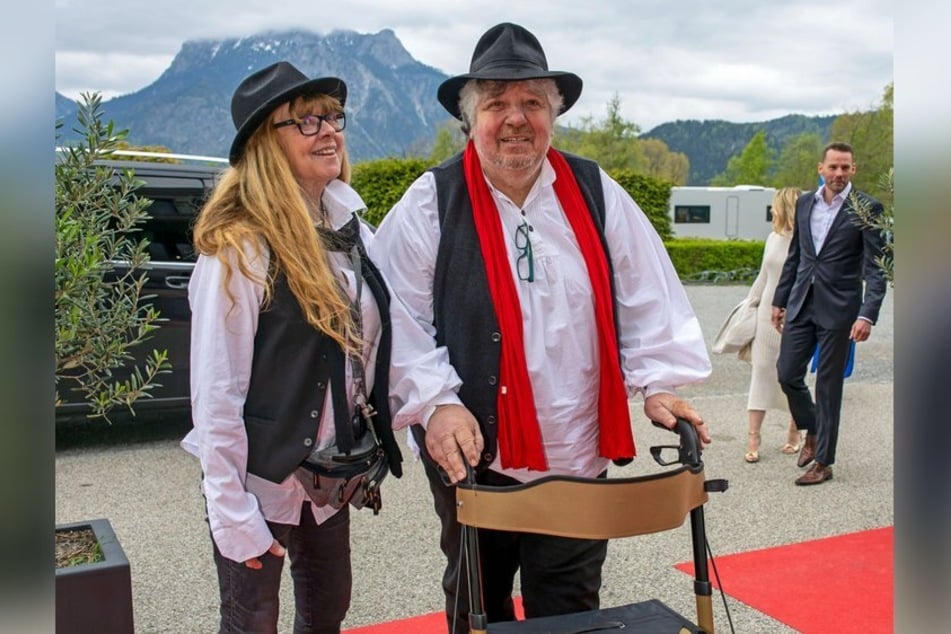Ein Bild von vor rund zwei Jahren: Michael Schanze an der Seite seiner 2024 verstorbenen Lebensgefährtin Uschi, unterwegs mit Rollator.