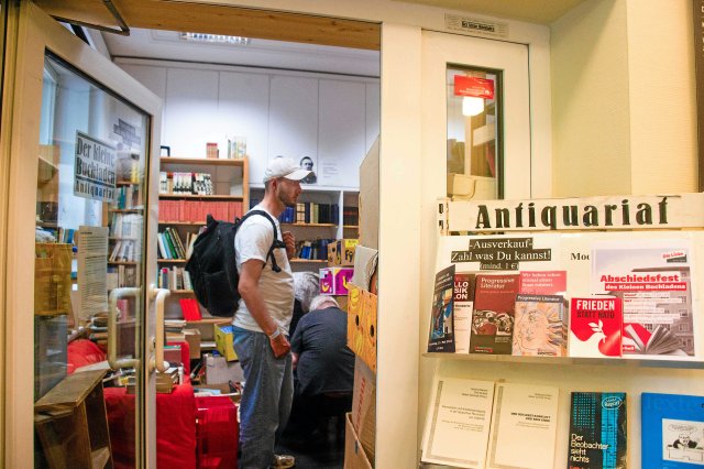 Ein letztes Mal Andrang im Kleinen Buchladen im Karl-Liebknecht-Haus bei der Abschiedsfeier am Freitagabend.
