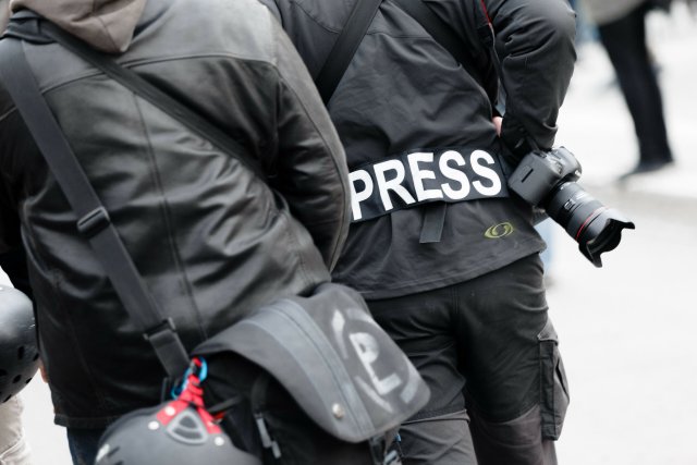 Journalist*innen können sich durch Presseausweise und Aufschriften kenntlich machen – das schließt nicht aus, dass sie von der Polizei verletzt werden, wie zwei jüngere Fälle aus Berlin zeigen.