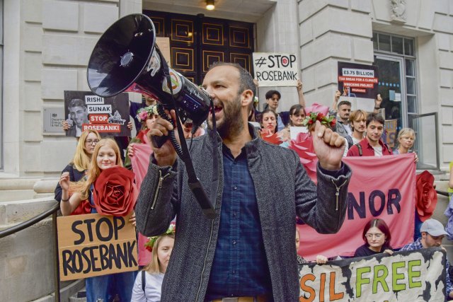 »Wir brauchen eine Partei, die mutiger ist«: Zack Polanski will Vorsitzender der Grünen werden. Im Bild bei einer Demo gegen das Öl- und Gasfeld Rosebank 2023.