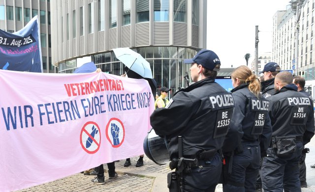 In Berlin protestierte am Sonntag ein antimilitaristisches linkes Bündnis gegen den Veteranentag.