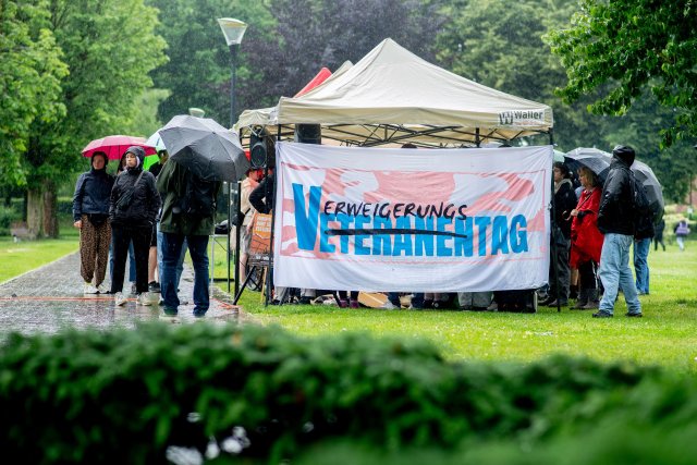 Auch in der Zitadelle im niedersächsischen Vechta protestierten einige Antimilitaristen gegen den dortigen feierlichen Reservistenappell mit »Schwurbekräftigung« im Rahmen des Veteranentags.