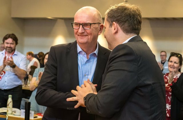 Der SPD-Bundesvorsitzende Lars Klingbeil (r.) gratuliert dem SPD-Landesvorsitzenden Dietmar Woidke.