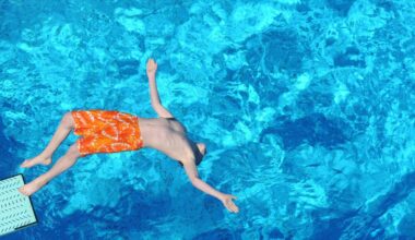 Mann wird aus Schwimmbad geholt, weil er die falsche Badehose trägt
