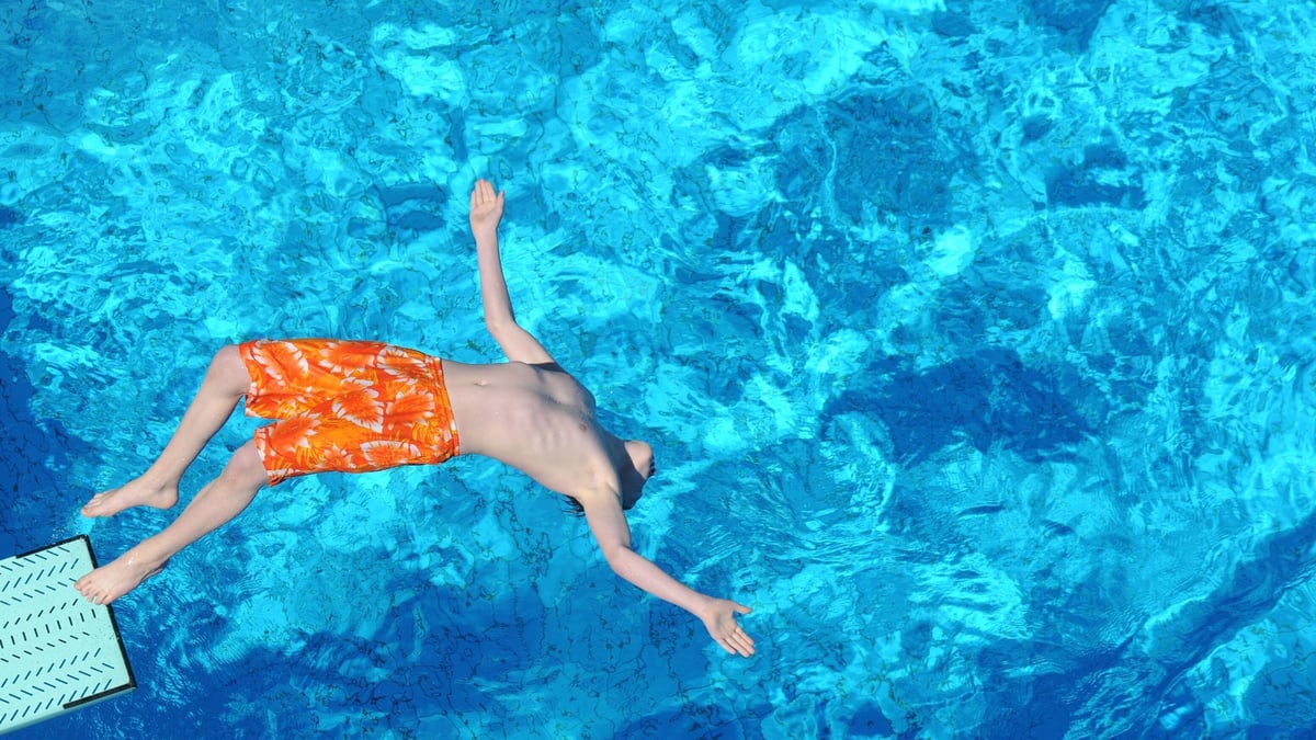 Mann wird aus Schwimmbad geholt, weil er die falsche Badehose trägt