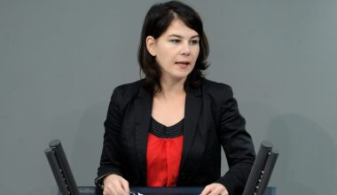 Bye, bye Bundestag: 12 Jahre nach diesem Foto hält Baerbock ihre letzte Rede | Politik